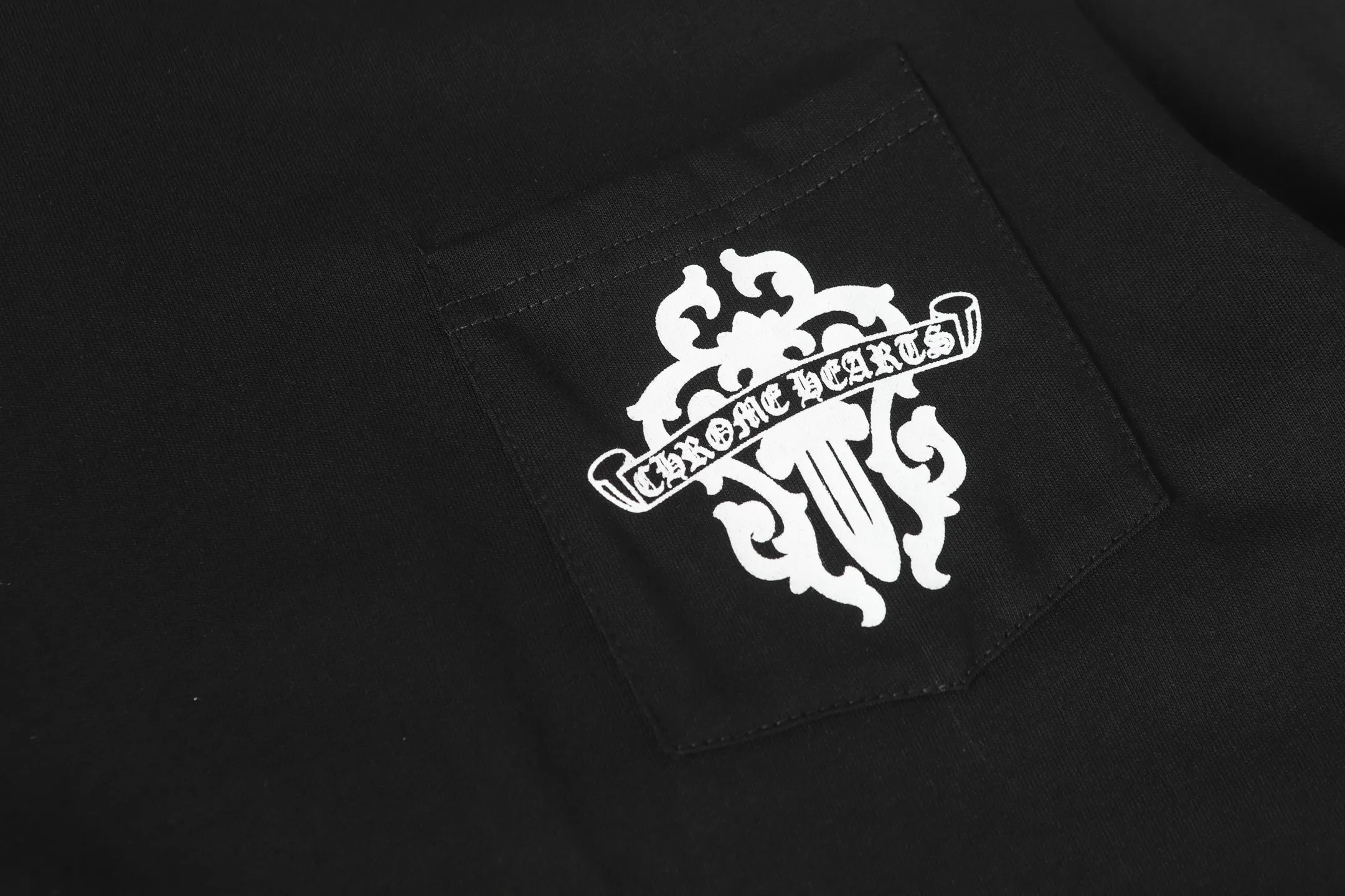 P150 Cross-border model, please do not place an order if you are looking for quality -Chrome Hearts/Chrome Hearts Sanskrit printed popular long-sleeved T-shirt -High weight, high density and high quality. The wool is soft, delicate and skin-friendly. Soft and silky to the touch. Excellent warmth and skin-friendly properties. -Customized weaving and dyeing, no color difference, regardless of fabric or workmanship details. Comparing the ordinary version on the market -Colour: black white -Size: S M L XL
